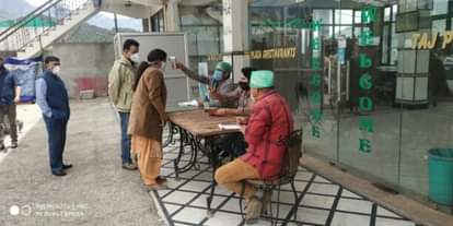 हाईवे पर स्क्रीनिंग टीम यात्रियों की जांच करती हुई